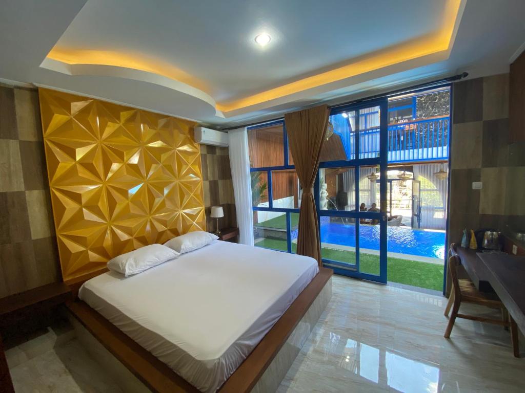 DarmasabaAnny Guesthouse by ecommerceloka的一间卧室设有一张床和一个大窗户