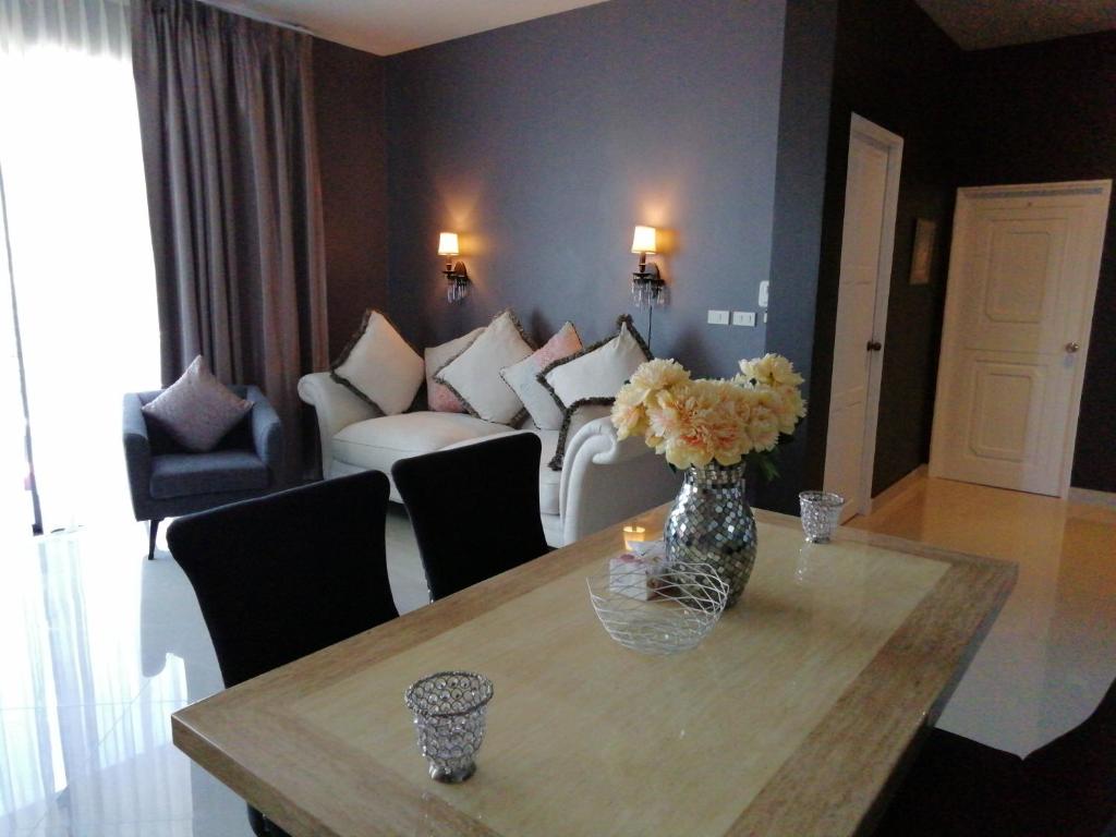 功孟海滩Klong Muang Beach Apartment的客厅,桌子上放着花瓶