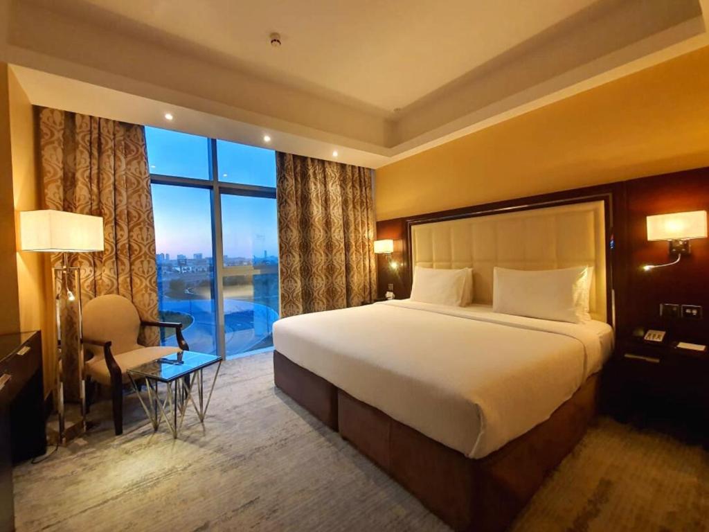 迪拜迪拜科普特酒店的酒店客房设有一张床和一个大窗户