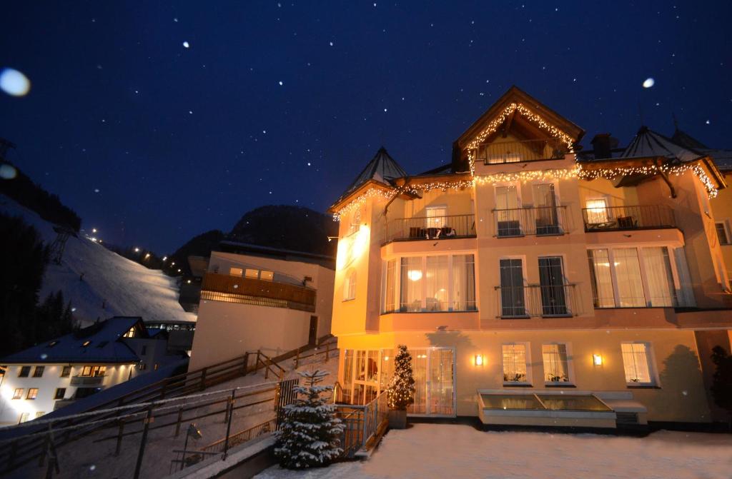 伊施格尔阿莱格拉维斯塔酒店的一座大建筑,晚上有圣诞灯