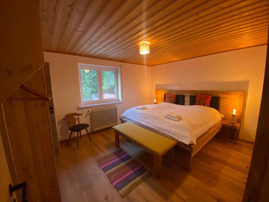 布莱夏Gipfel Stuben的一间卧室配有一张床、一张书桌和一个窗户。