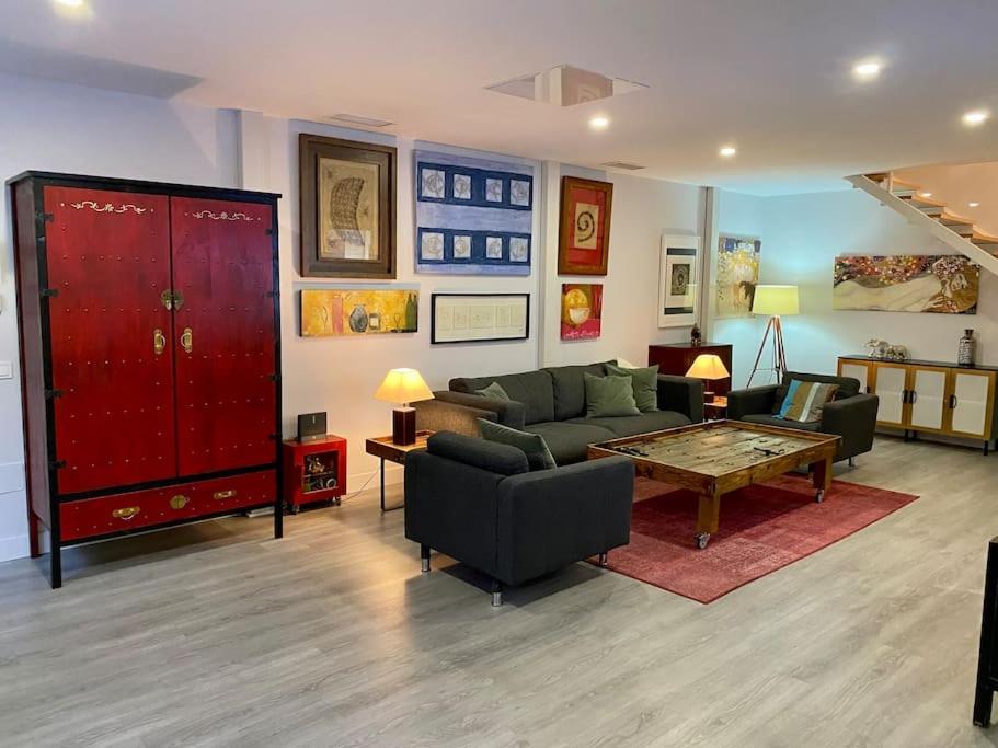 圣塞巴斯蒂安德洛斯雷耶斯Duplex acogedor y cómodo的客厅配有沙发和桌子
