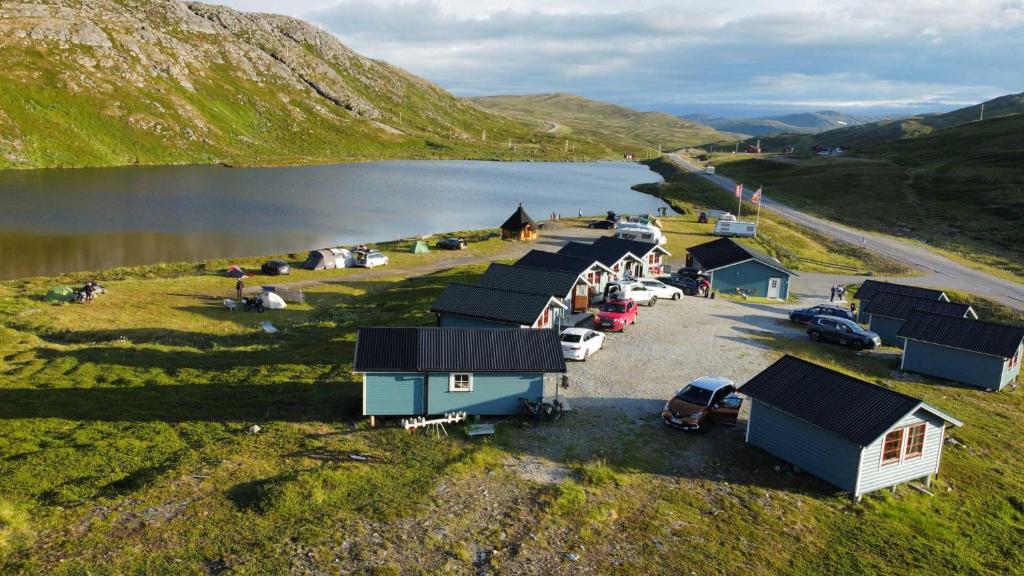 SkarsvågHytte Camp Nordkapp - Blue的湖泊旁一组小屋的空中景观