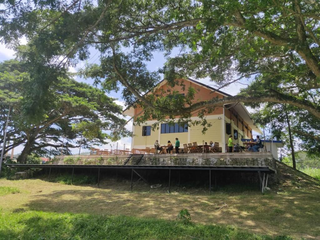 TuaranBijan Borneo Villa 7 rooms的码头上的人坐在那儿的房子