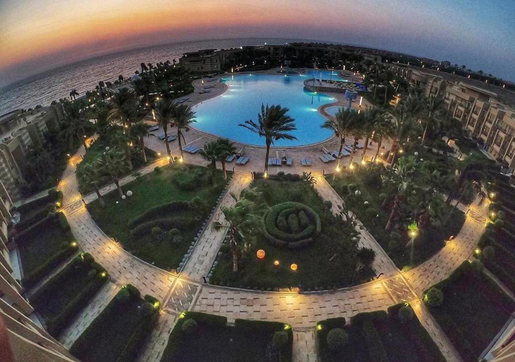 艾因苏赫纳Grand Ocean El Sokhna的海滩上泳池的空中景色