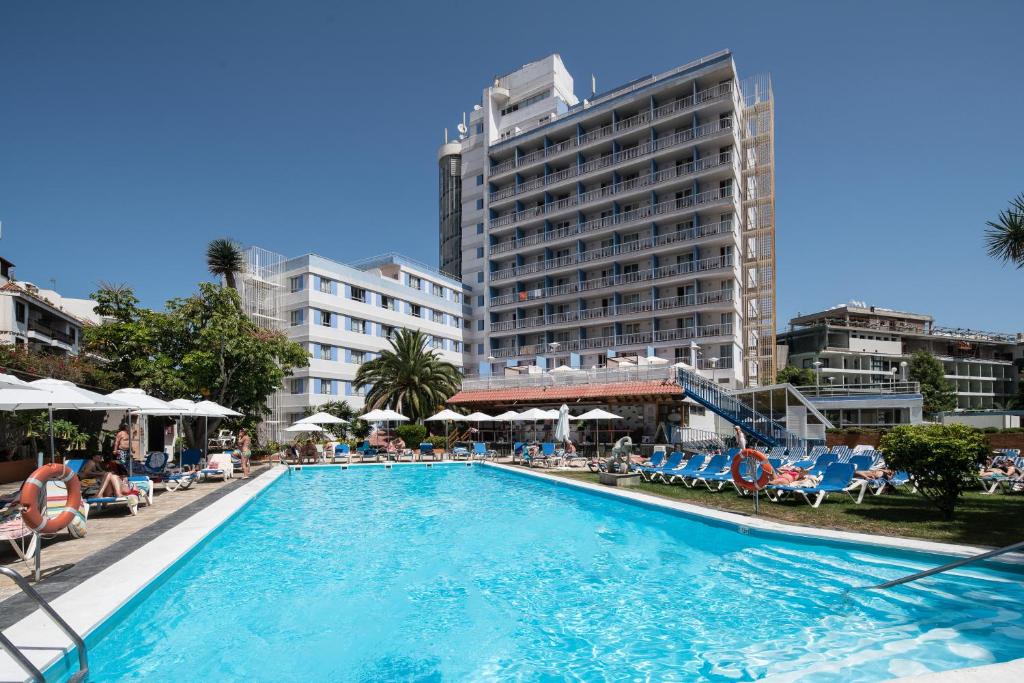 拉克鲁斯加泰罗尼亚拉斯维加斯酒店的酒店前方的大型游泳池