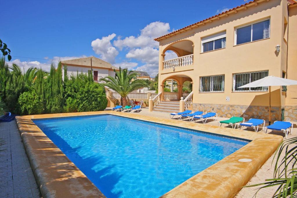 卡尔佩Villa Senieta - PlusHolidays的房屋前的游泳池