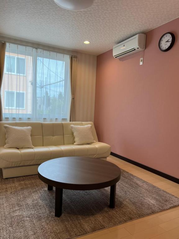 札幌ＡkＢ63的带沙发和咖啡桌的客厅