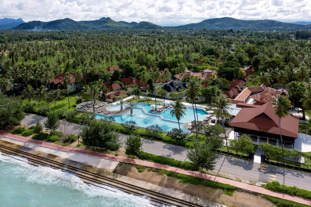 班帕那普兰Wyndham Hua Hin Pranburi Resort & Villas的享有带游泳池的度假村的空中景致