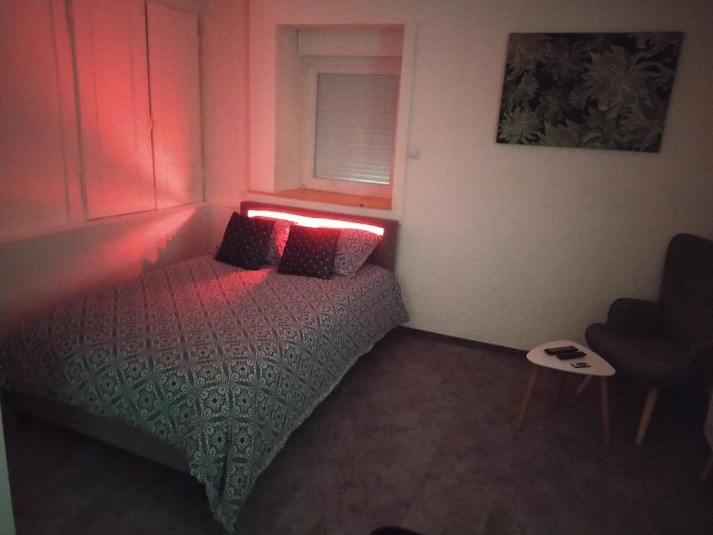 莫尔比耶*** STUDIO 39 ***的一间卧室配有一张红灯床