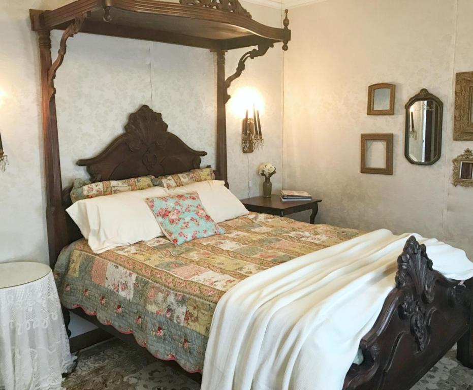 海斯The Bissing House的一间卧室配有一张带木制天篷的大床