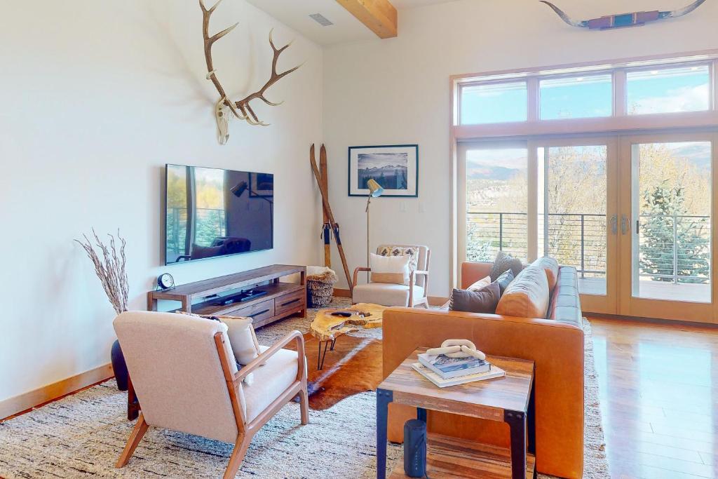 伊格尔Modern Mountain Magic的带沙发和电视的客厅