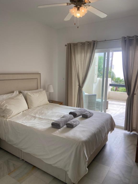 卡拉德米哈斯ARRUZAFA PLAYA Beachfront apartment La Cala de Mijas的一间卧室配有一张床,上面有两条毛巾