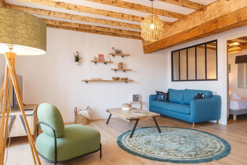 沙拉龙恩河畔沙蒂利翁"Hygge" de Miss K的客厅配有蓝色的沙发和桌子