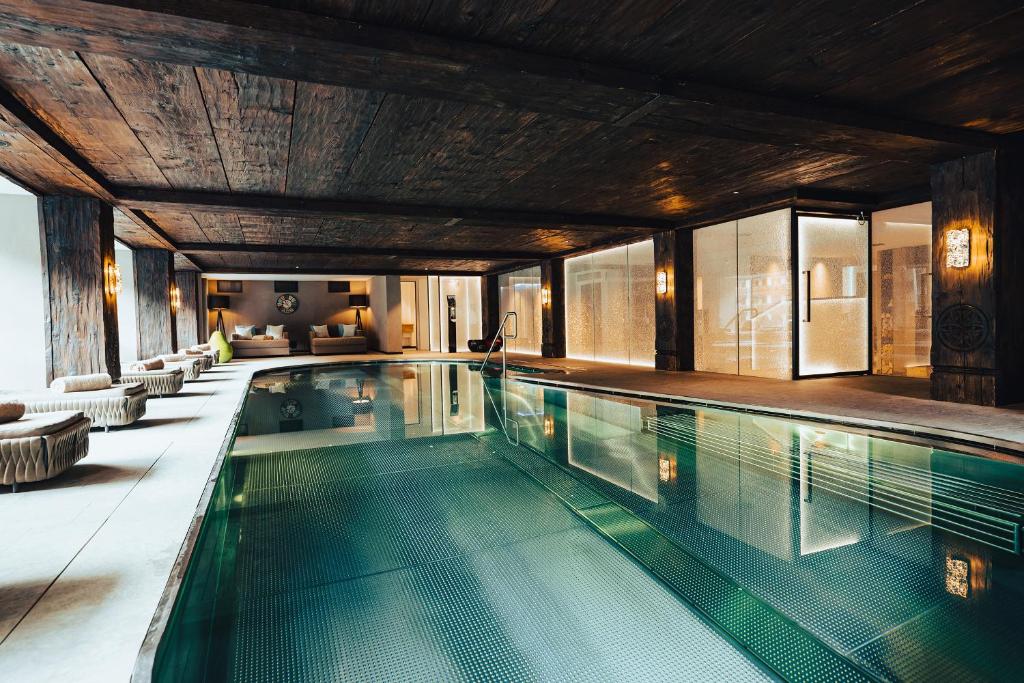 采尔马特艾尔畔霍夫健康酒店的一座室内泳池