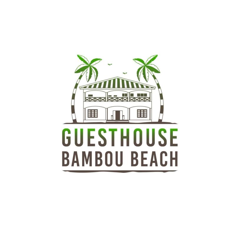 Grand-PopoGuesthouse Bambou Beach的棕榈树和香蕉海滩旅馆