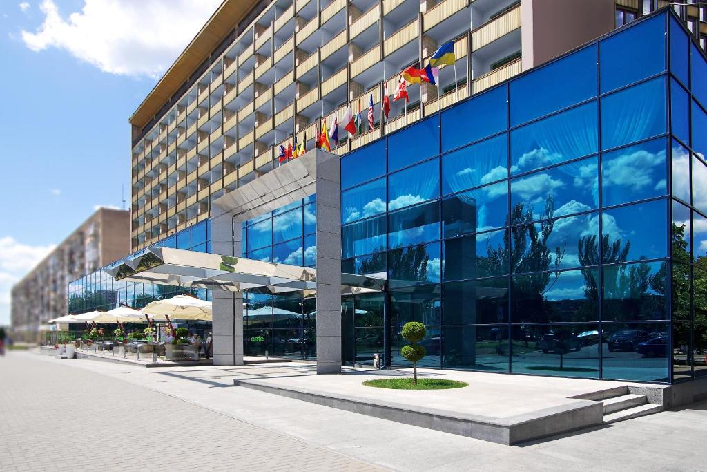扎波罗热国际旅行社酒店的大型玻璃建筑,设有大窗户