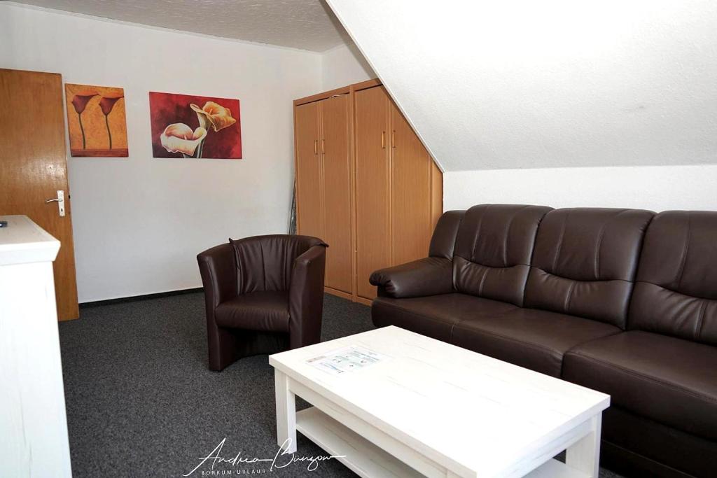 博尔库姆Haus-Koenigsduene-I-4的客厅配有沙发和椅子