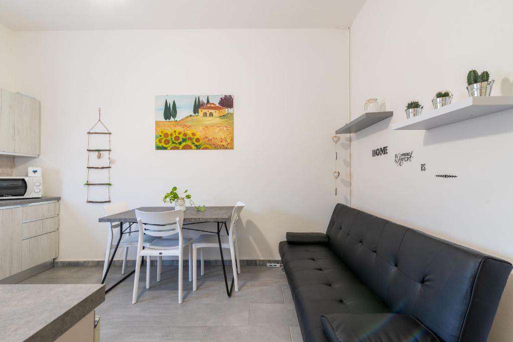 苏比亚诺Casa di Flo'的客厅配有沙发和桌子