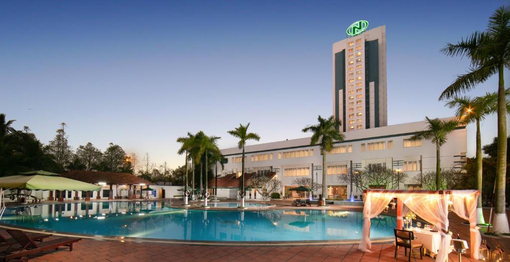 海阳纳聪海阳酒店的大楼前设有游泳池的酒店