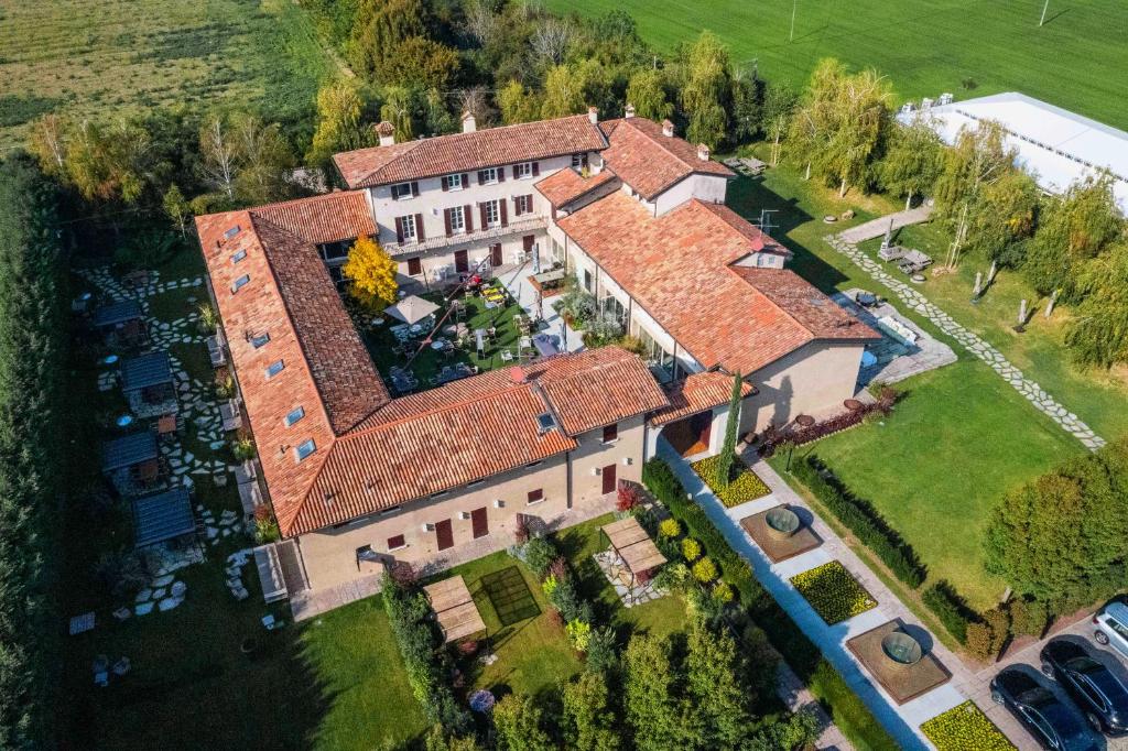 布雷西亚Atena Dolce Vita的享有大房子空中美景,设有庭院