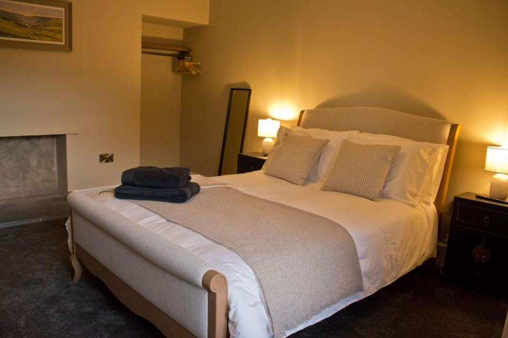 塞特尔The Black Horse Inn的卧室配有一张带两个枕头的大白色床