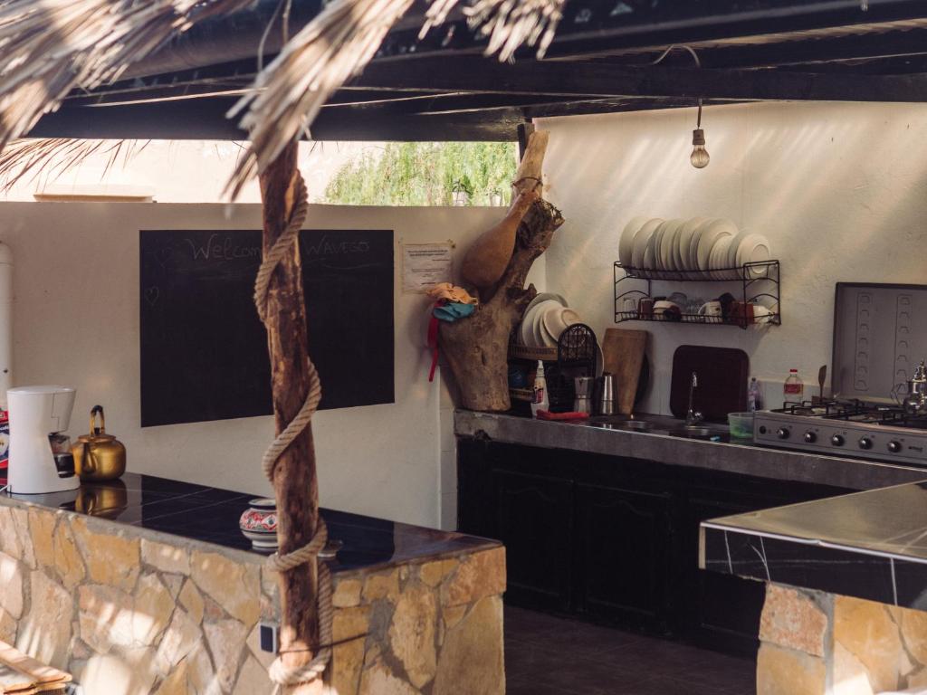 依索安WaveGo Surf Camp的厨房配有桌子和台面