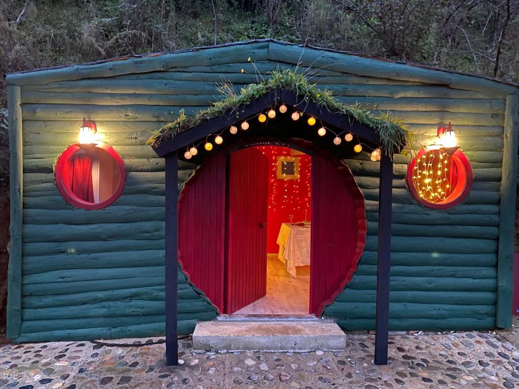 吉雷松Hobbitköy giresun的一间设有灯和圣诞灯的小姜饼屋