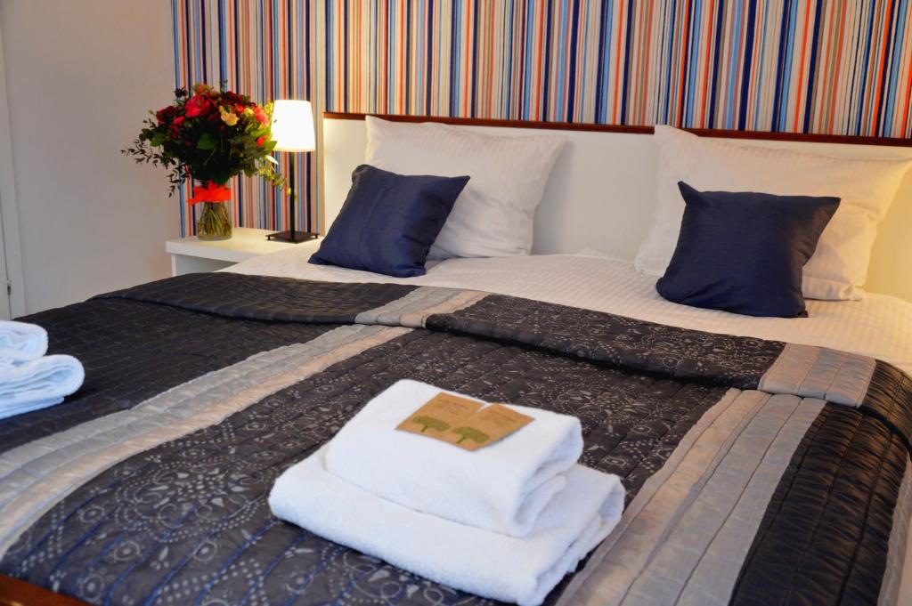 克拉科夫克拉科夫中央公寓酒店 的一间卧室配有带毛巾的床