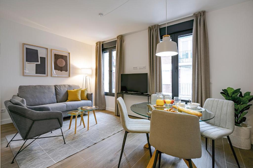 马德里Feelathome Castilla Apartments的客厅配有沙发和桌子