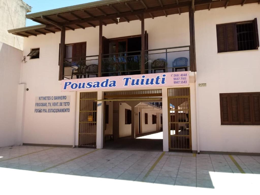 特拉曼达伊Pousada Tuiuti的一座有读出佛撒达真理的标志的建筑