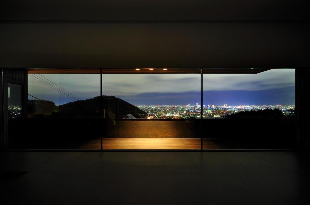 札幌Sapporo - House - Vacation STAY 13790的窗户,晚上可欣赏到城市美景