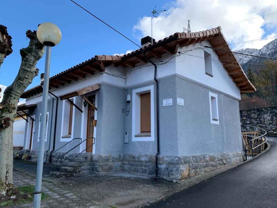SeiraLa Casa de la Colonia的街道边的小房子