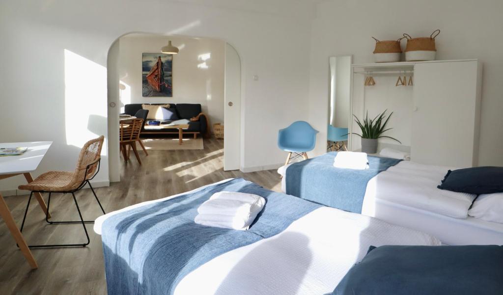 埃森BOHO APARTMENT: NETFLIX + BALCONY + BATHTUB的酒店客房带两张床和一个客厅