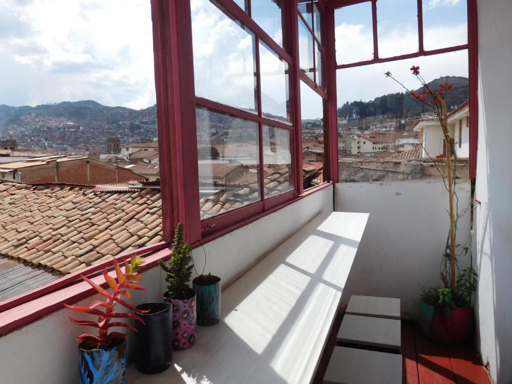 库斯科MALA HIERBA的阳台设有市景窗户。