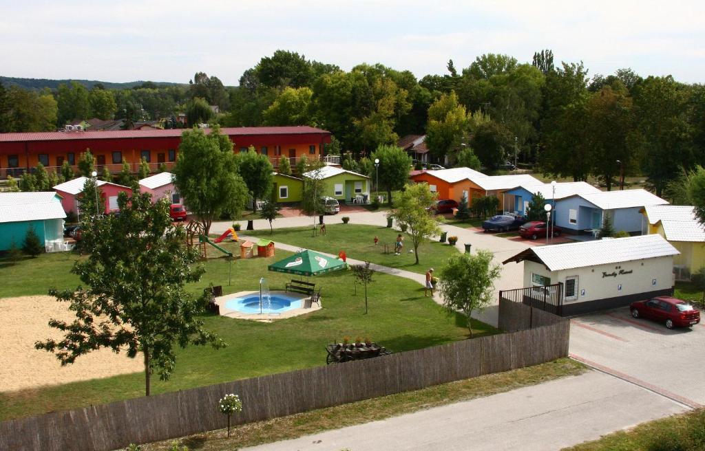 帕廷斯Chatova osada Family Resort的享有公园空中美景,设有游乐场