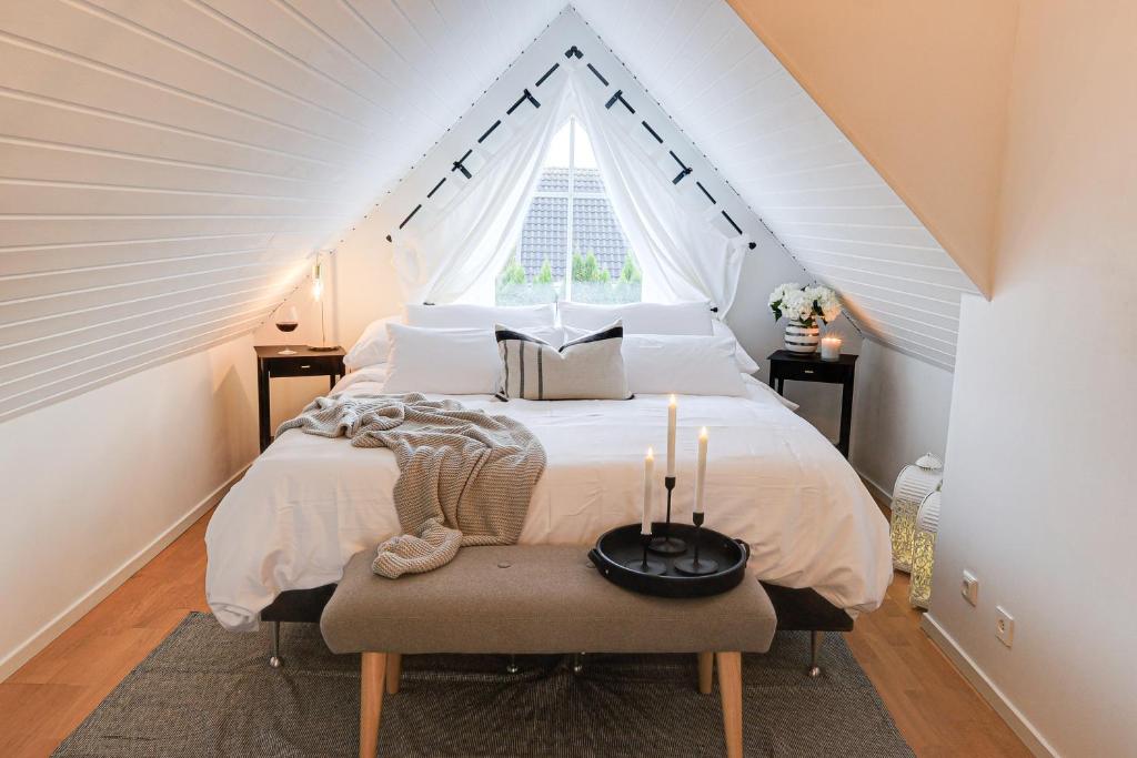 韦灵厄Fully Equipped Home Close to Malmö & Copenhagen的一间卧室设有一张大床和窗户