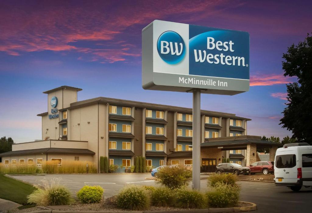 麦克明维尔Best Western McMinnville Inn的最好的西方酒店前的标志