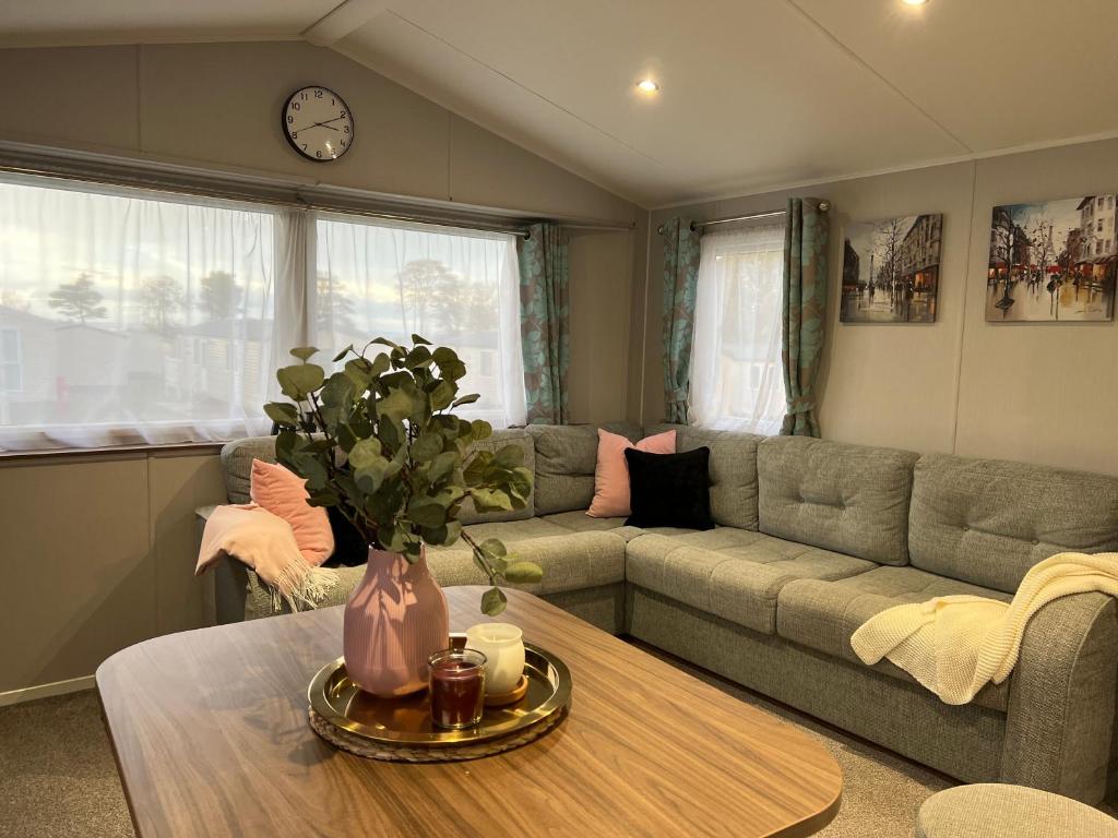 爱丁堡Lovely 3 bedroom holiday home in Seton Sand caravan park Wi-Fi Xbox的客厅配有沙发和桌子