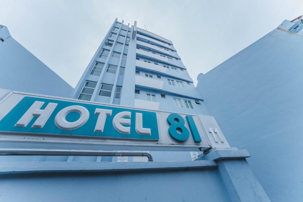 新加坡Hotel 81 Joy的一座高楼前的酒店标志