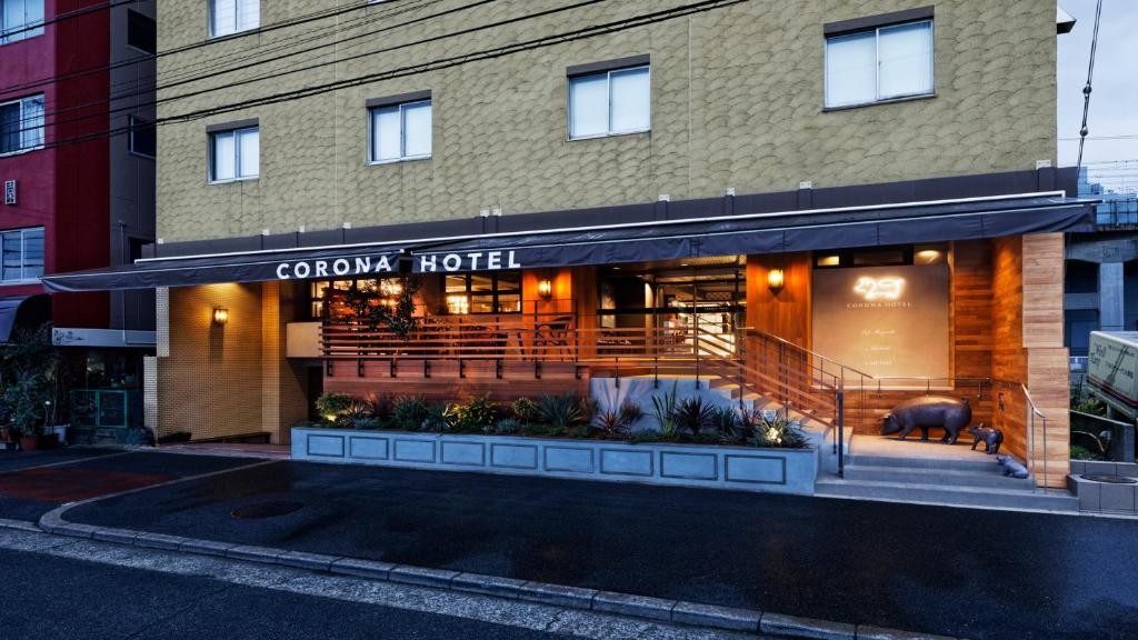 大阪大阪科罗纳酒店的楼前有猪的酒店