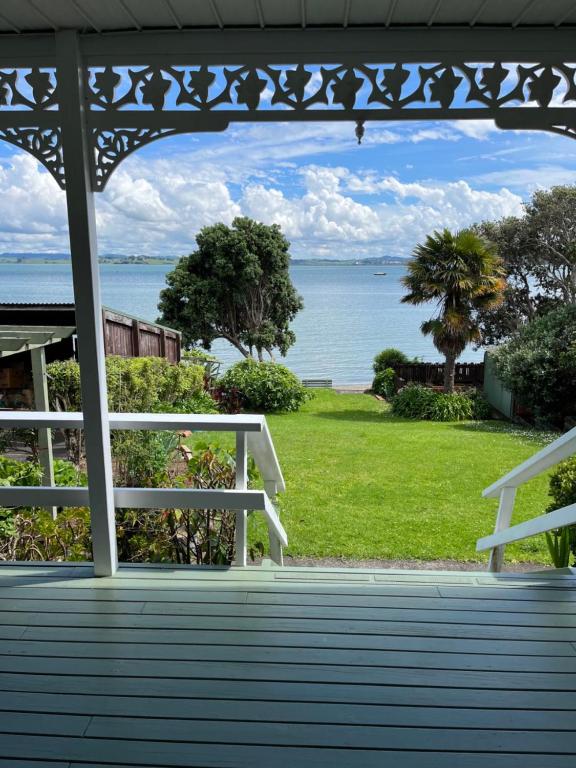 旺阿雷Tamaterau Seaview House in Whangarei的从房子的门廊上可欣赏到海景