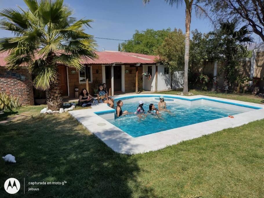 圣胡安德里奥Casa Ikal en San Juan del Rio con Alberca y Temazcal.的一群人坐在游泳池里