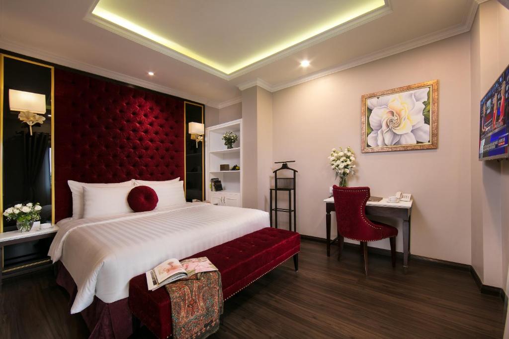 河内Flora Centre Hotel & Spa的一间卧室设有一张大床和红色床头板