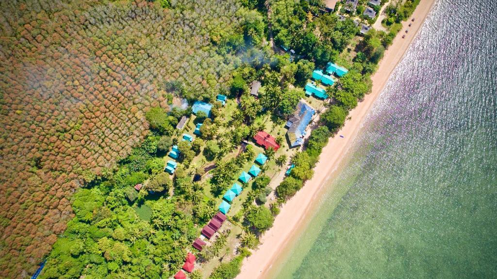 利邦岛利邦海滩度假酒店的海滩空中景色,在水边设有帐篷