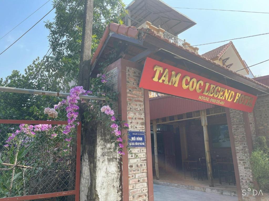 宁平Tam Coc Legend Hotel的大楼一侧有标志的餐厅