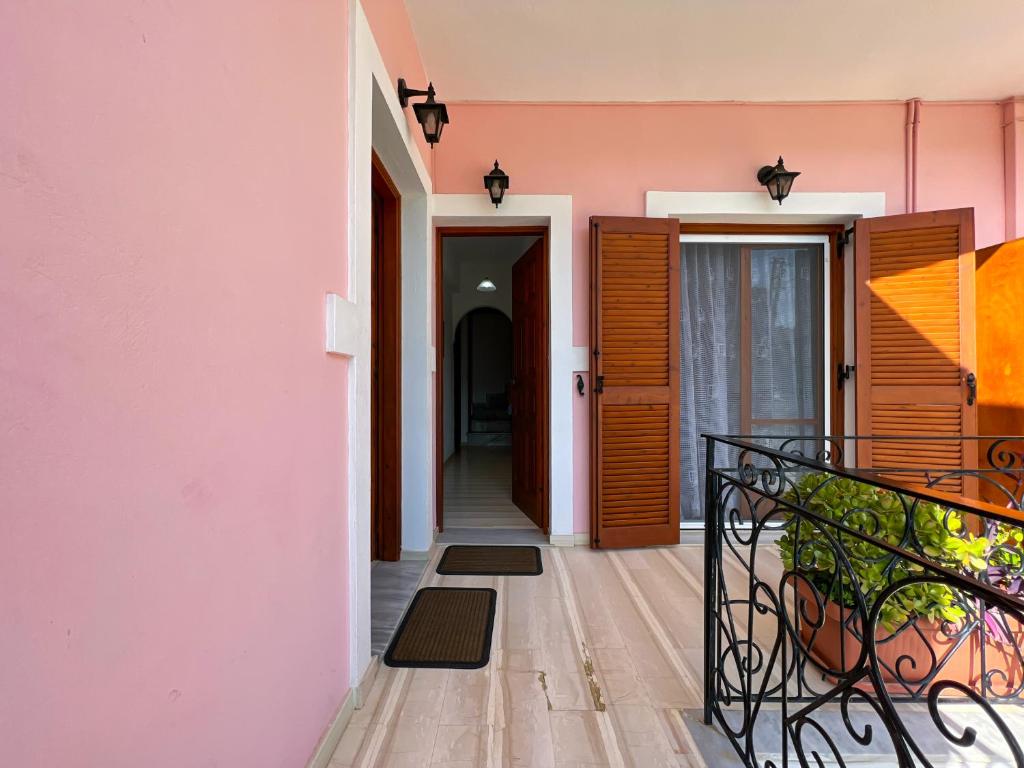 派莱卡斯Anemone的粉红色墙壁房子的走廊