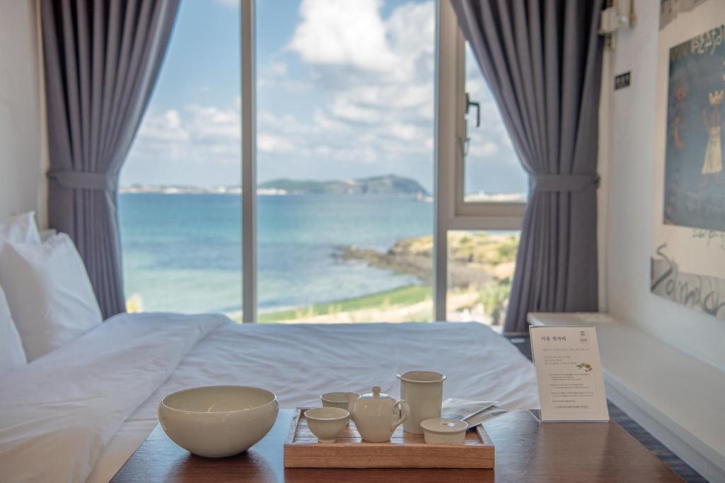 西归浦市Chuidasun Resort Tea & Meditation的海景客房 - 带一张床