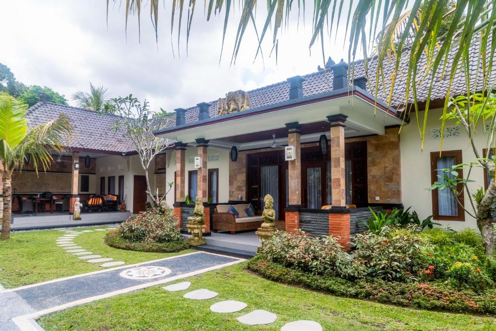 BangliAsli Bali Villas的前面有花园的房子