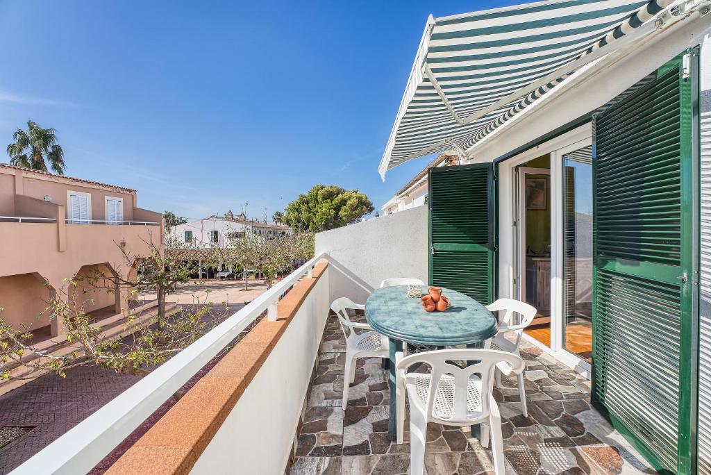 卡拉布兰卡Apartamento a 2 minutos de playa的阳台的天井配有桌椅